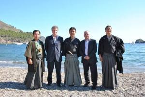 De derecha a izquierda de pie;; Sang Kim sensei; Antonio Moreno (Presidente RFEK); Masaharu Mukai Sensei; Josep Bosch (Presidente FCK); Shig Sando san