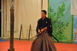 Enbu Taikai (Exhibición), Zenemon Sakaida Sensei realizando los ZNBR Shoden Kata y Chuden Kata