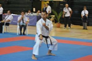 Jose Luis Barrante compitiendo en Karate Kata, ofreciendo una imagen del Shima Ha Shorin-Ryu