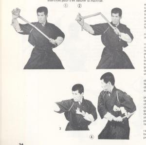 Sensei Busen Arakawa manejando el Nunchaku en su libro. Observese la utilización del hakama.
